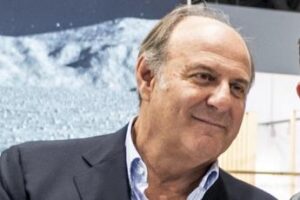 Gerry Scotti ci riprova: “Chiederò a Meloni come rinunciare alla pensione da parlamentare”