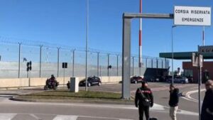 Giulia Cecchettin, Turetta è in Italia: “Silenzioso e rassegnato nel volo verso Venezia”