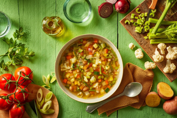 Gli italiani riscoprono la semplicità a tavola, pasta e minestrone piatti preferiti: la ricerca