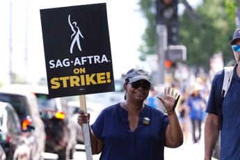 Hollywood, sui social esplode la gioia degli attori per l’accordo: “Chi sta ballando?”