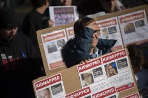 Israele, zio del 12enne ostaggio: “Rilascio Yagil? Scottati da troppi annunci, aspettiamo certezza”