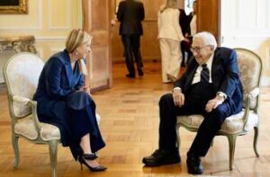 Kissinger, Meloni: “Lucido punto di riferimento”. Quando ‘sparì’ a Washington per vederlo