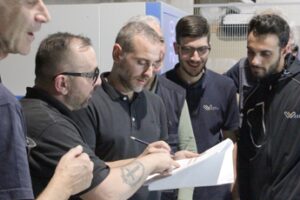 “Macchine a controllo numerico e ingegno umano in sinergia per ottenere arredi customizzati di elevato standard qualitativo”. Parola di Alessandro Fiorenzo di With srl