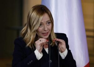 Meloni in Senato, microfono in tilt e botta e risposta con Renzi