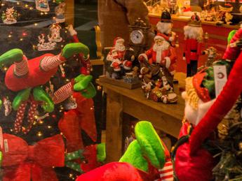 Natale 2023, al via shopping per 6 italiani su 10: ecco quanto spenderanno