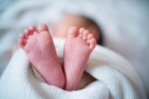 Neonato abbandonato dovrà tornare alla madre naturale. Petizione dei genitori affidatari: “Dopo 3 anni un incubo”