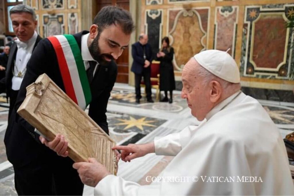 Un' opera della Scala Santa di Campli donata a Papa Francesco
