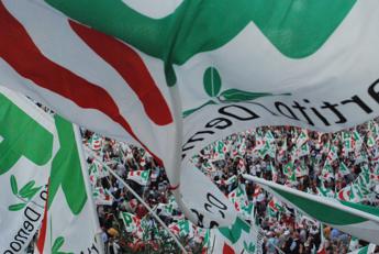 Pd oggi in piazza, popolo dem a Roma tra liscio e cori dei rifugiati