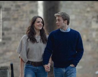 Primo bacio tra Kate e William in The Crown, trionfa romanticismo
