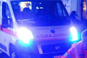 Reggio Emilia, tir perde carico: 2 morti e 3 feriti, camionista fugge