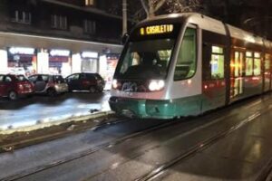 Roma, sfonda vetro tram 8 con un calcio: ferita da schegge una 19enne