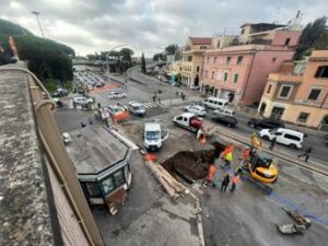 Roma, voragine a Corso Francia: strada chiusa e traffico in tilt