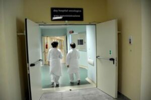 Sanremo, l’oncologo: “Si cura meglio dove si fa ricerca, avanti anche grazie a pazienti”