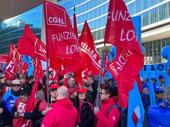 Sciopero generale, a Milano in 2mila al presidio davanti Palazzo Lombardia