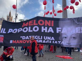 Sciopero generale, slogan e striscioni nella piazza di Roma: “Adesso basta”