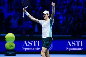 Sinner batte Djokovic alle Atp Finals 2023, il boato del Pala Alpitour
