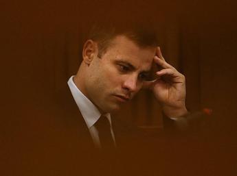 Sudafrica, l’ex campione Oscar Pistorius sarà scarcerato. Dieci anni fa uccise la fidanzata