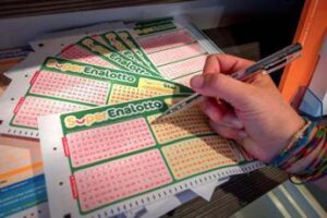 Superenalotto, numeri combinazione vincente oggi 21 novembre 2023