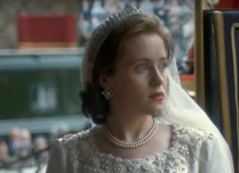The Crown, dagli abiti al cancello di Buckingham Palace: all’asta i cimeli della serie Netflix