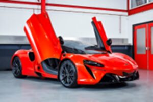 Tre auto sportive di lusso all’asta senza prezzo di riserva