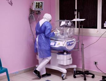 Uganda, 70enne partorisce due gemelli