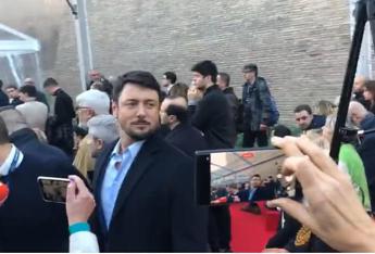 Andrea Giambruno ad Atreju, il saluto con Arianna Meloni