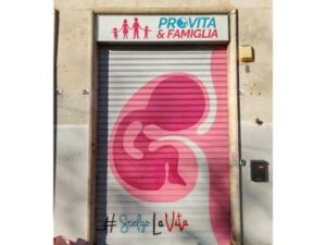 Attacco a sede. Pro Vita Famiglia: serranda ridipinta, porte aperte a collettivi femministi