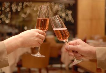 Brindisi di Capodanno, tappi di bottiglia a 80 all’ora: rischio danni gravi agli occhi