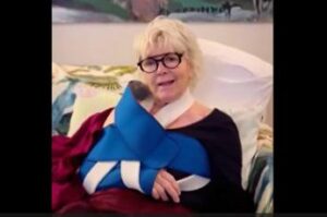 Caterina Caselli inciampa nei cavi dell’albero in Galleria a Milano e si rompe l’omero: “E’ pericoloso”