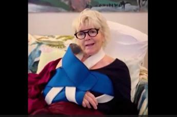 Caterina Caselli inciampa nei cavi dell’albero in Galleria a Milano e si rompe l’omero: “E’ pericoloso”