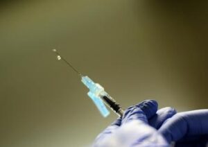 Covid Italia, ‘spallata’ del virus. I medici: “Vaccinatevi prima di Natale”
