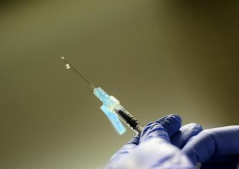 Covid Italia, ‘spallata’ del virus. I medici: “Vaccinatevi prima di Natale”
