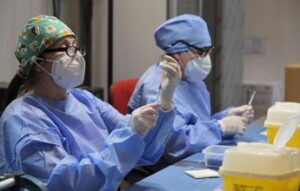 Covid di nuovo in aumento in Italia, ipotesi open day vaccino