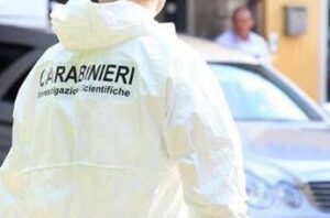 Donna trovata morta in casa a Legnano, uccisa da coltellata alla schiena
