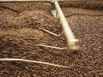 ‘Finché il caffè è caldo’, incontri e acquisti natalizi su inserimento per detenuti Rebibbia