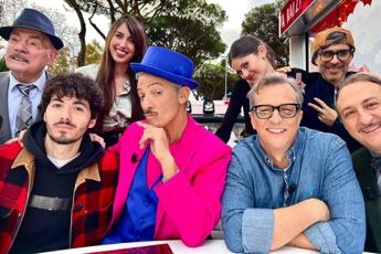 Fiorello sventola il fax sul Mes a Viva Rai2: “Ubi Maio minor cessat”