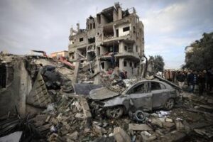 Gaza, 35 morti in attacco a campi profughi. Usa abbattono drone e missile Houthi