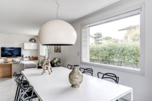 Grandi vetrate incorniciano lo spazio e trasformano un vecchio immobile in una moderna, luminosa abitazione. Complici gli infissi in PVC Squareline e PSK di Oknoplast