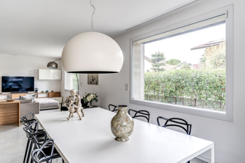 Grandi vetrate incorniciano lo spazio e trasformano un vecchio immobile in una moderna, luminosa abitazione. Complici gli infissi in PVC Squareline e PSK di Oknoplast