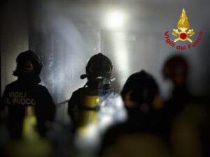 Incendio a Roma: morta una donna, evacuato palazzo