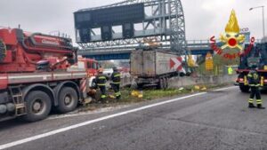 Incidente nel milanese, tir perde controllo su A4: un morto