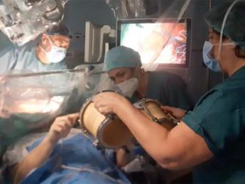 Intervento al cervello da sveglio, in sala operatoria suona i tamburi