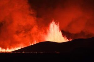 Islanda, erutta vulcano a Grindavik: evacuate migliaia di persone – Video diretta
