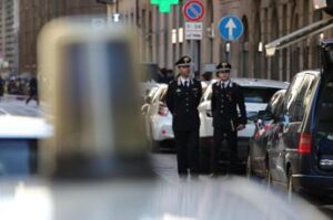 Milano, aggredito con 10 coltellate fuori da discoteca: è grave