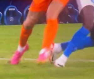 Napoli-Inter, contatto Acerbi-Osimhen: niente rigore