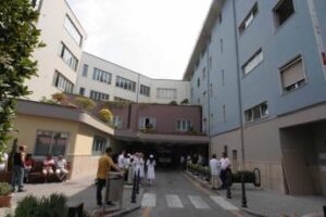 Napoli, incendio nel reparto Covid dell’ospedale di Frattamaggiore: grave una paziente