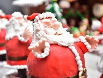 Natale in Cina, l’influencer Momoka Banana: “Niente panettone, a Pechino si regalano mele”