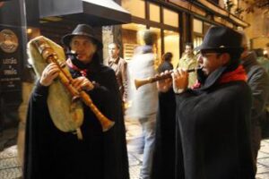 Natale, lo zampognaro ‘resiste’: “Musica vera e i giovani ci cercano”