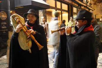 Natale, lo zampognaro ‘resiste’: “Musica vera e i giovani ci cercano”