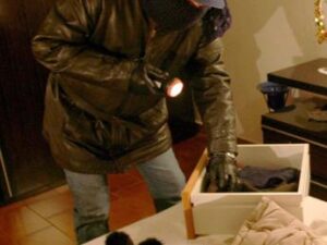 Natale, occhio ai furti in casa: cosa fare se si parte per le vacanze